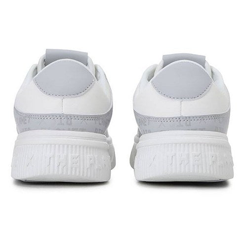 Décris l’image en français : BTS x The Planet Shoes Grey (HSBTS011-199), chaussures grises, vue arrière sur fond blanc.