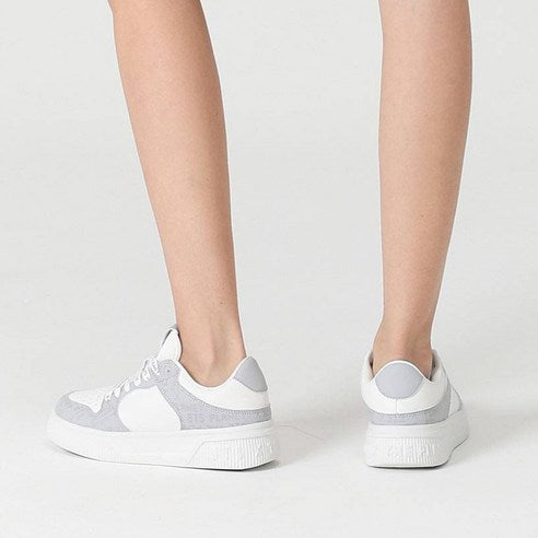 BTS x The Planet Shoes Grey (HSBTS011-199) de BTS, chaussures grises sur fond blanc, vue arrière et latérale.