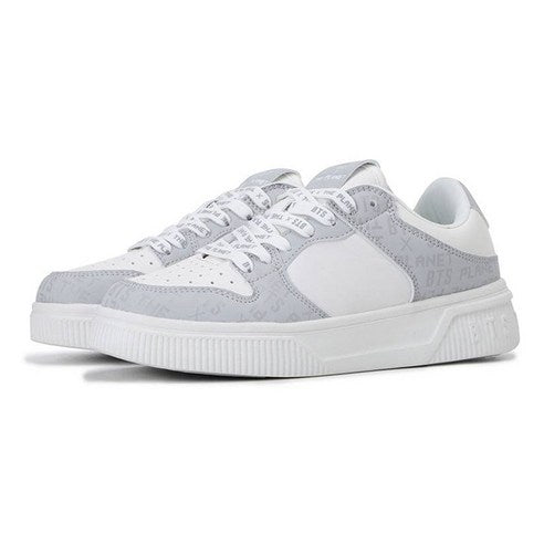 BTS x The Planet Shoes Grey (HSBTS011-199) : sneakers grises BTS, vue sur fond blanc, détails marquages.