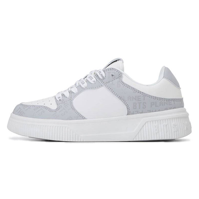 BTS x The Planet Shoes Grey (HSBTS011-199), chaussures grises BTS, vue de côté sur fond blanc, design moderne.