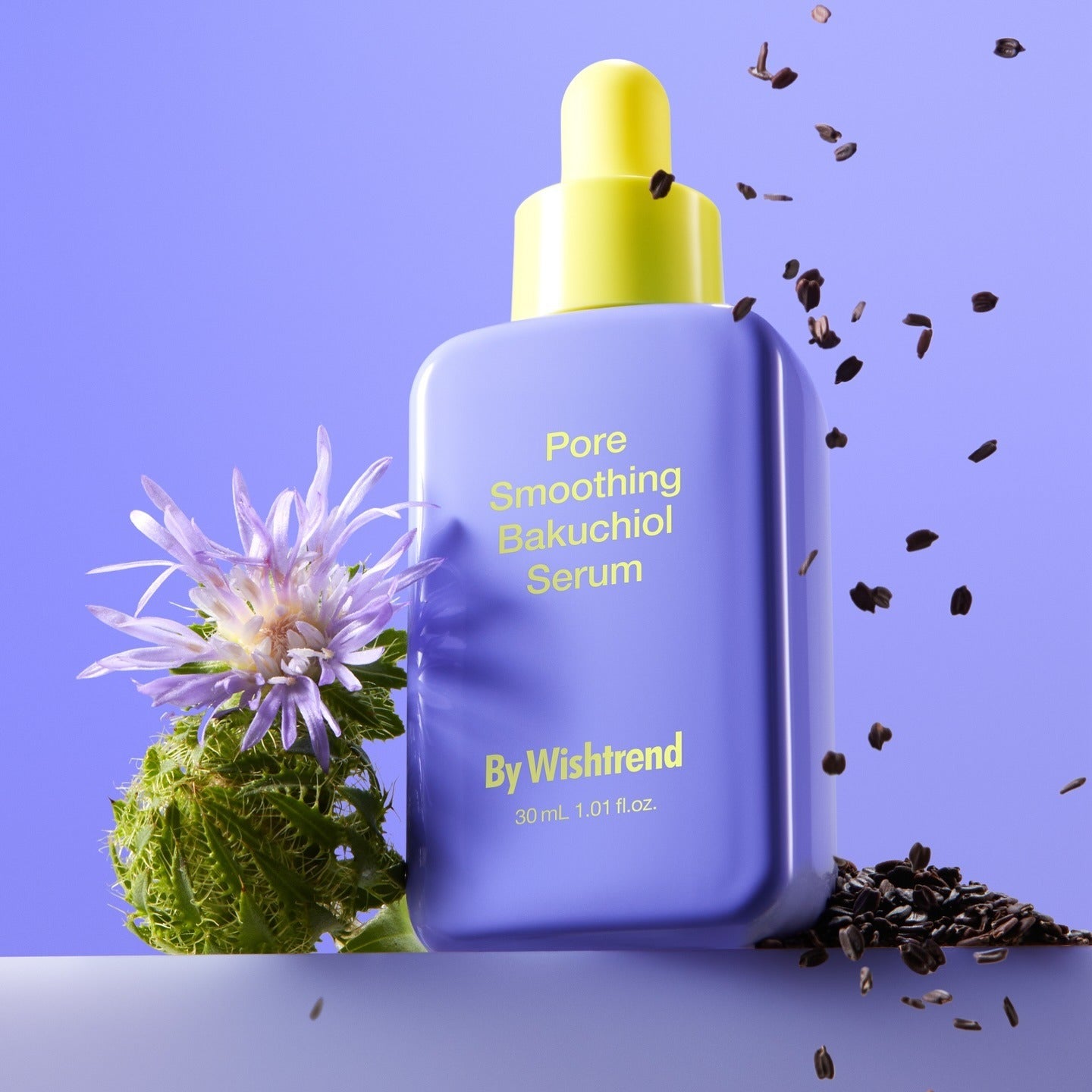 BY WISHTREND Pore Smoothing Bakuchoil Serum 30ml, flacon bleu avec fleurs et graines sur fond bleu