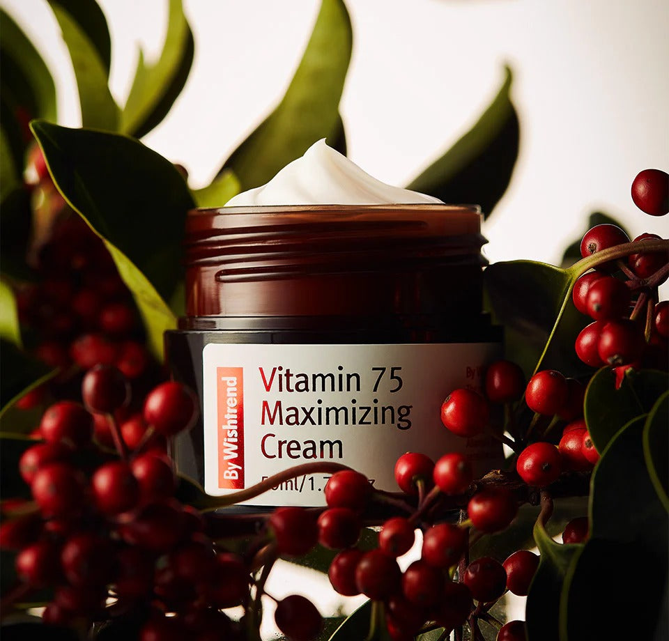 Crème BY WISHTREND Vitamin 75 Maximizing 50g entourée de fruits rouges et feuilles vertes, hydratante et nourrissante pour la peau.
