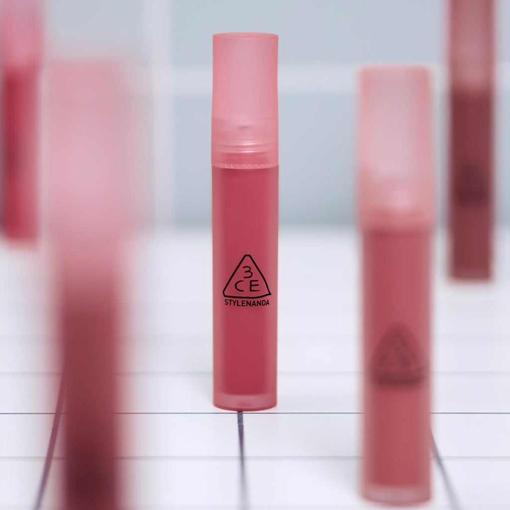 3CE Blur Water Tint de STYLENANDA, tube de gloss rose sur fond blanc, affichage maquillage en studio.