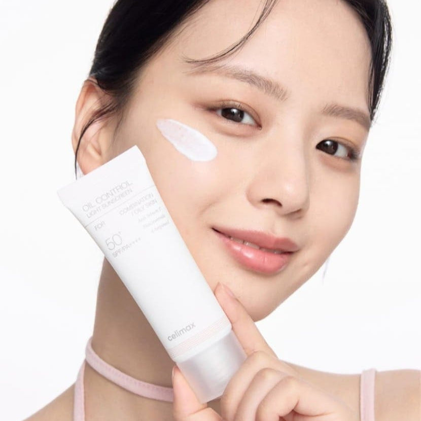 CELIMAX Oil Control Light Sunscreen 40ml : tube appliqué sur peau visage, modèle souriant, fond blanc, marque mise en avant.