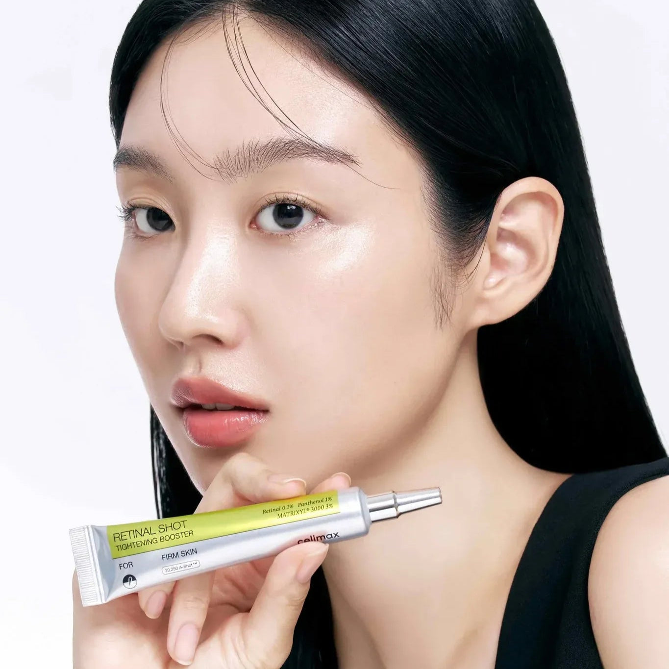 CELIMAX Retinol Shot Tightening Booster 15ml de la marque CELIMAX, présenté sur une peau lisse en gros plan
