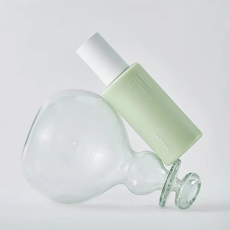 CELIMAX The Real Nino Hydra Firming Lotion 150ml : flacon et texture en contexte cosmétique sur fond clair, rendu produit