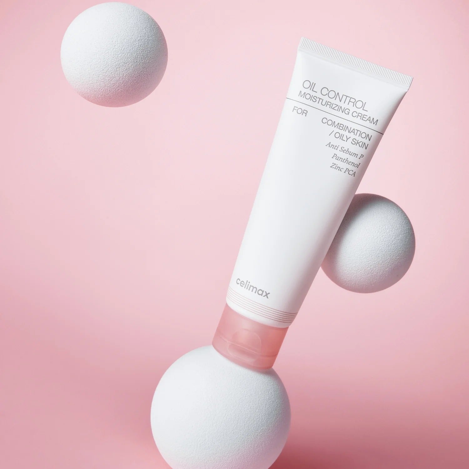 Crème hydratante CELIMAX Oil Control Moisturizing Cream 80ml sur fond rose, idéale pour peaux mixtes et grasses.