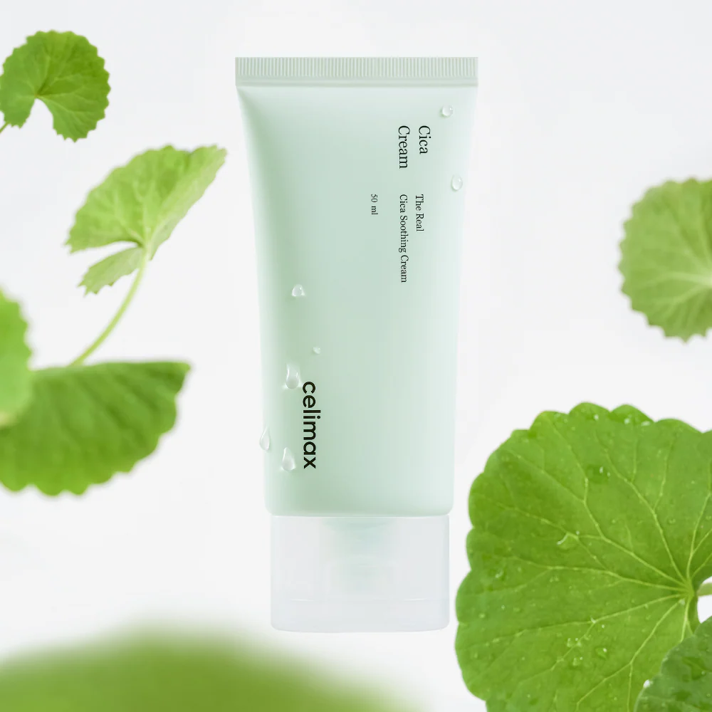 Crème apaisante CELIMAX The Real Cica Soothing Cream 50ml entourée de feuilles vertes, hydratation et apaisement de la peau.