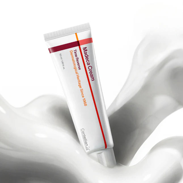 Crème anti-âge CENTELLIAN 24 Madeca Cream Time Reverse 50ml posée sur une vague de crème blanche, indiquant la texture riche et douce.