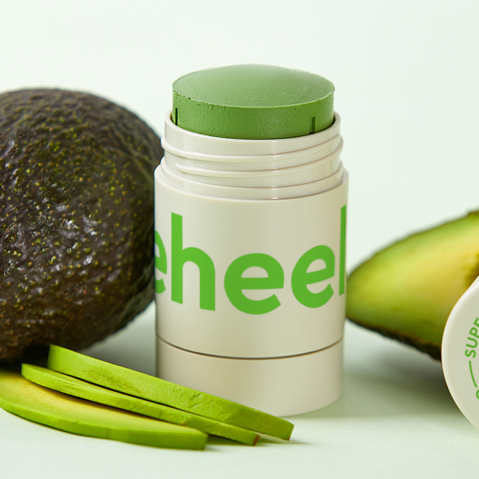 CHARMZONE Teeheehee Enriching Avo Clay Mask Stick 35g sur fond clair, décor avocats et texture verte.