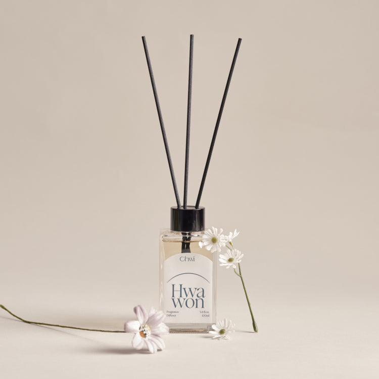 CHWI (CHI) Hwa Won Diffuser 100ml de la marque CHI, photo produit sur fond clair avec fleurs et bâtonnets.