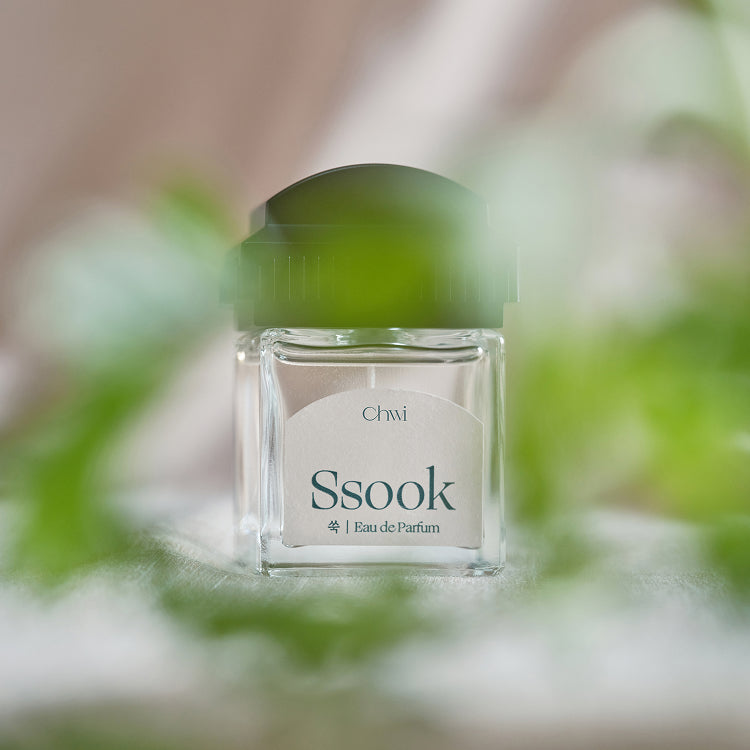 CHWI (CHI) Ssook Parfume 50ml de la marque CHWI, flacon vert sur fond flou végétal, ambiance fraîche.