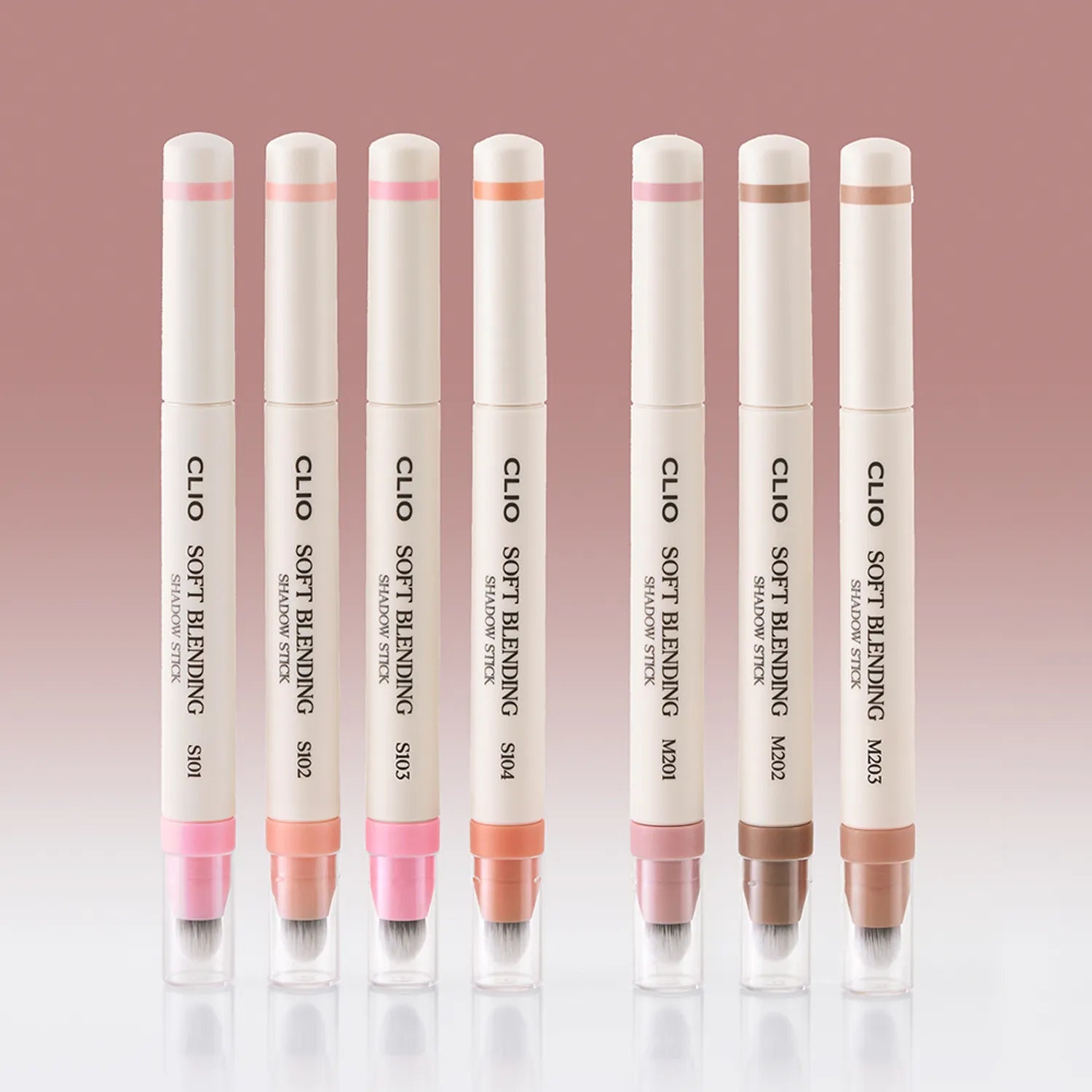 CLIO Soft Blending Shadow Stick, pack de sticks maquillage de la marque CLIO sur fond rose et blanc, vue produit