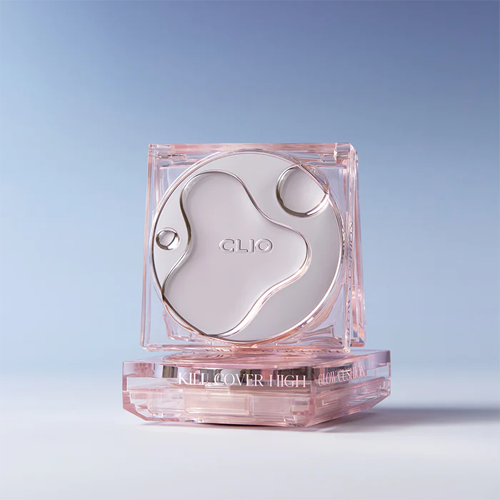 CLIO Kill Cover High Glow Cushion de CLIO, devant un fond bleu, boîtier translucide rose et miroir—produit beauté.
