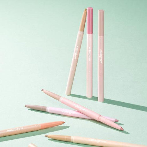 COLORGRAM All In One Aegyo-Sal Maker : crayons coréens pour aegyosal, sur fond vert pastel, produits de la marque.