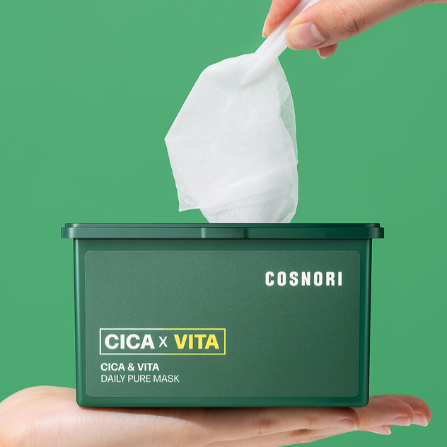 COSNORI Cica & Vita Daily Pure Mask 35ml de la marque COSNORI, boîte verte tenue avec main sur fond vert.