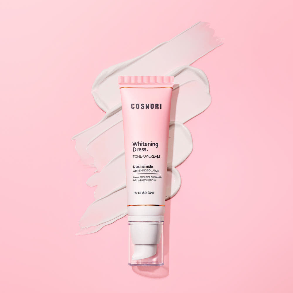 COSNORI Whitening Dress Tone-Up Cream 50ml, tube rose avec effet blanchissant sur fond rose pastel, marque COSNORI