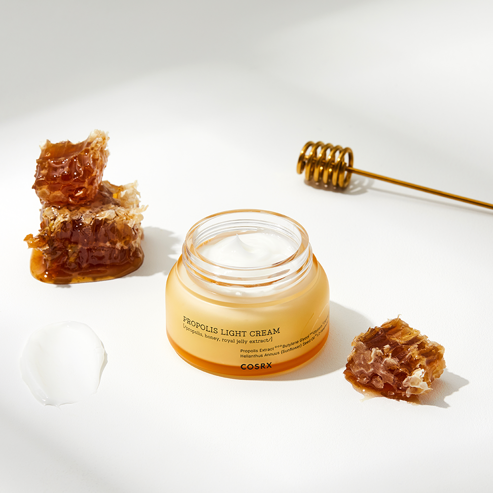 COSRX Full Fit Propolis Light Cream 65ml : crème gel-crème miel/propoleis, pot et texture sur fond blanc, apaisante COSRX