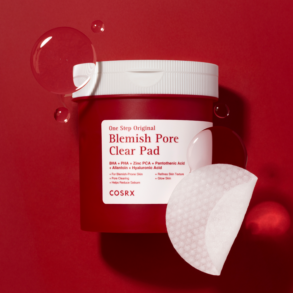 COSRX One Step Original Blemish Pore Clear Pads 100 Sheets, boîte et pad blanc sur fond rouge, style beauté