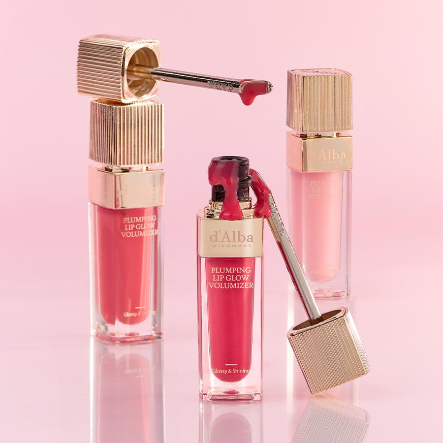 Décris l'image en français : D'ALBA Plumbing Lip Glow Mood Volumizer de la marque d'Alba, sur fond rose.