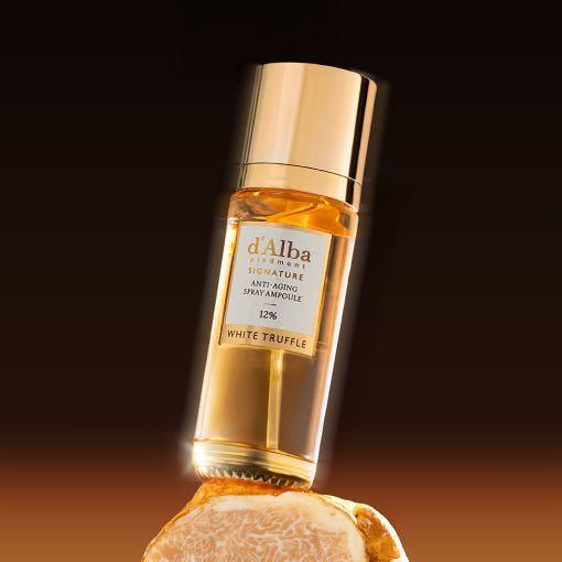 Décris l’image en français : D'ALBA Signature Anti-Aging Mist Serum 12% 60ml, flacon doré sur fond sombre, style soin visage