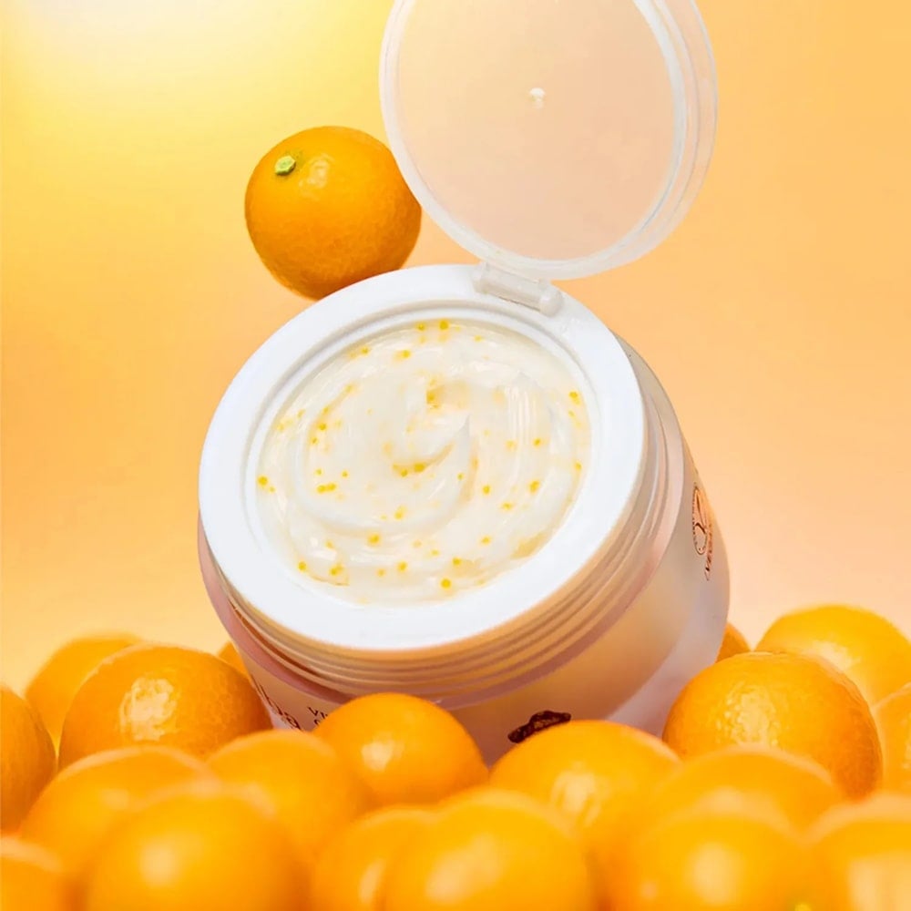 D'ALBA Vita Toning Capsule Cream Complex 55g, pot de crème ouvert avec agrumes sur fond orange, marque D'ALBA