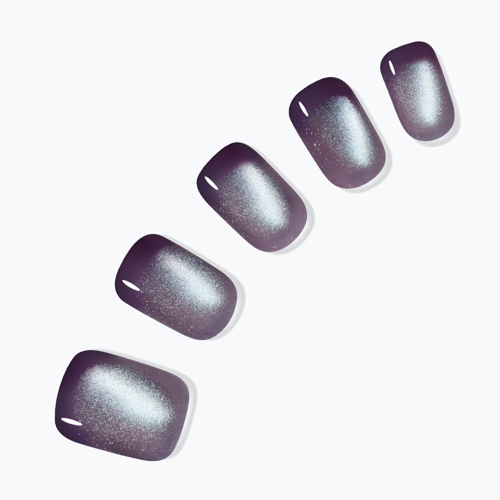 DASHING DIVA Smudge Night (Regular Round) : ongles lilas pailletés, manucure studio sur fond clair.