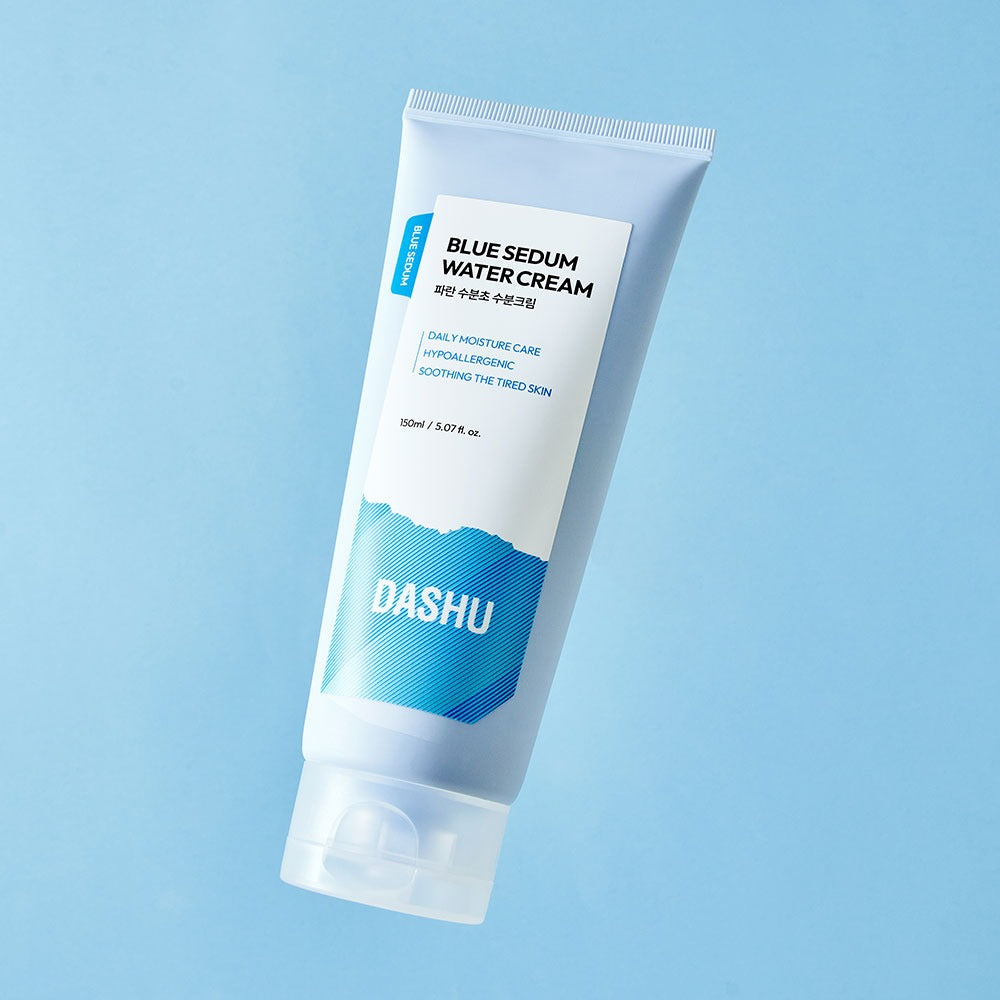 DASHU Boy Blue Moisture Cream 150ml : tube bleu sur fond bleu, marque DASHU, soin hydratant pour visage.