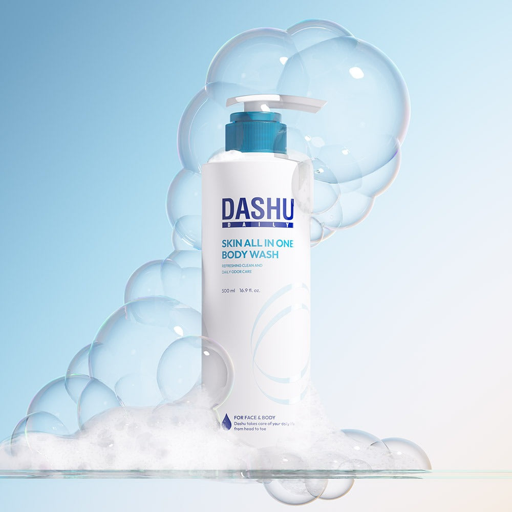 DASHU Daily Skin All-in-One Body Wash 500ml, bouteille près de bulles, fond bleu, marque DASHU en contexte visuel.