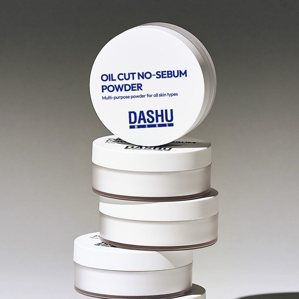 DASHU Men's Oil Cut No-Sebum Powder 5g, pot et boîte blanche sur fond gris, produit anti-brillance pour hommes