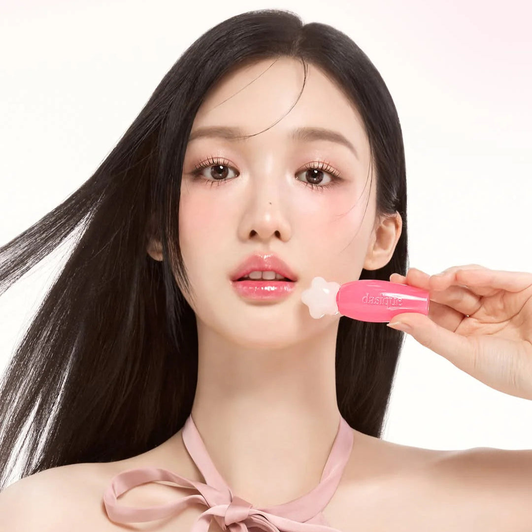 Décris l'image en français : DASIQUE Pure Water Lip Gloss de la marque DASIQUE, appliqué sur les lèvres, fond clair