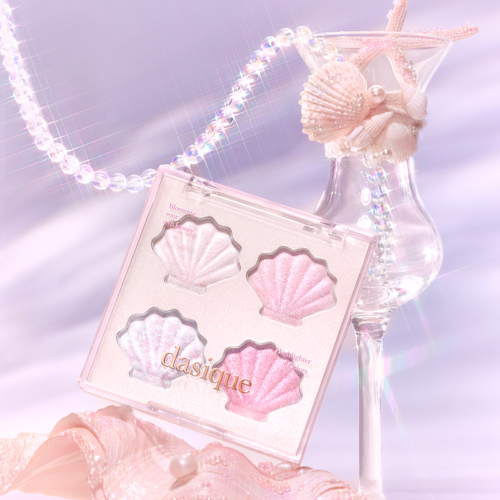 DASIQUE Shine Glowy Highlighter Palette, palette nacrée avec coquillages, sur fond lumineux rose, photo produit maquillage