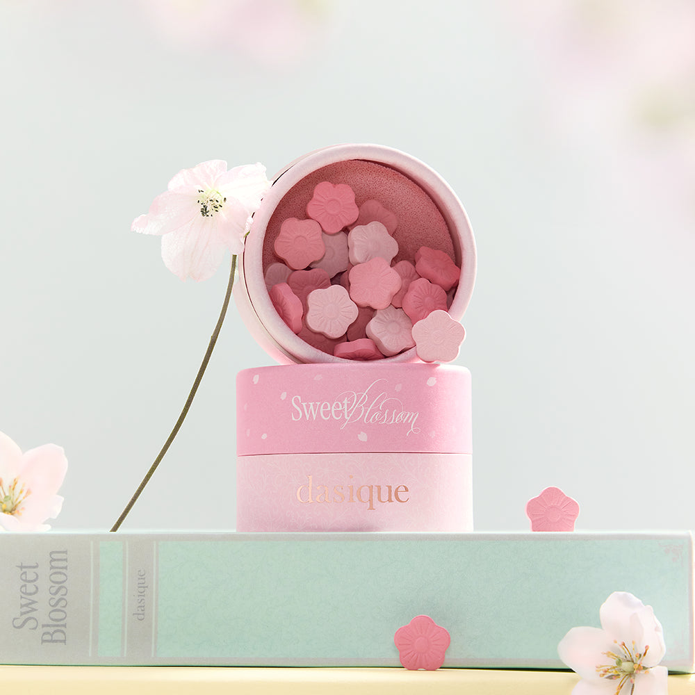 DASIQUE Sugar Ball Blush 2 colors, en boîte ouverte avec boules de blush roses, fond pastel floral.