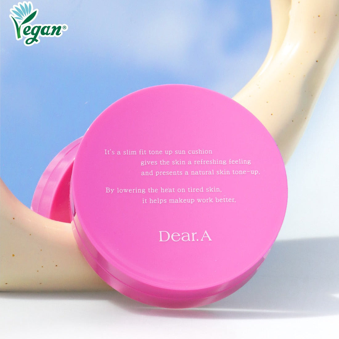 DEAR.A Slim Fit Tone-Up Sun Cushion 30ml de marque DEAR.A, produit cosmétique sur fond lumineux, capsule rose.