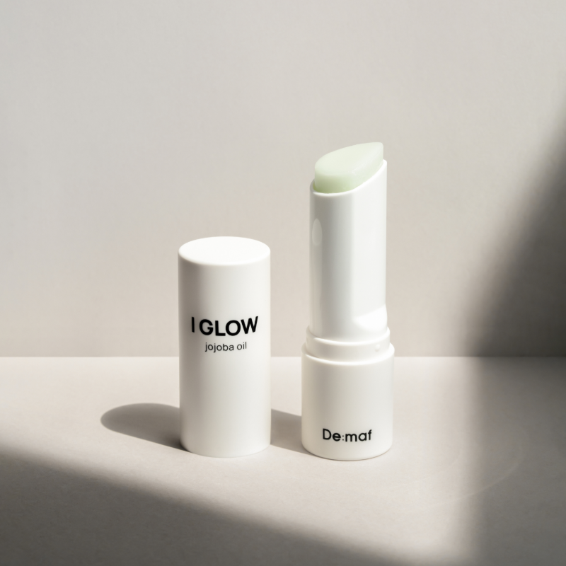 DE:MAF Eye Glow Jojoba Oil Multi Balm 9g, baume multi-usage De:maf sur fond clair, vue produit en studio
