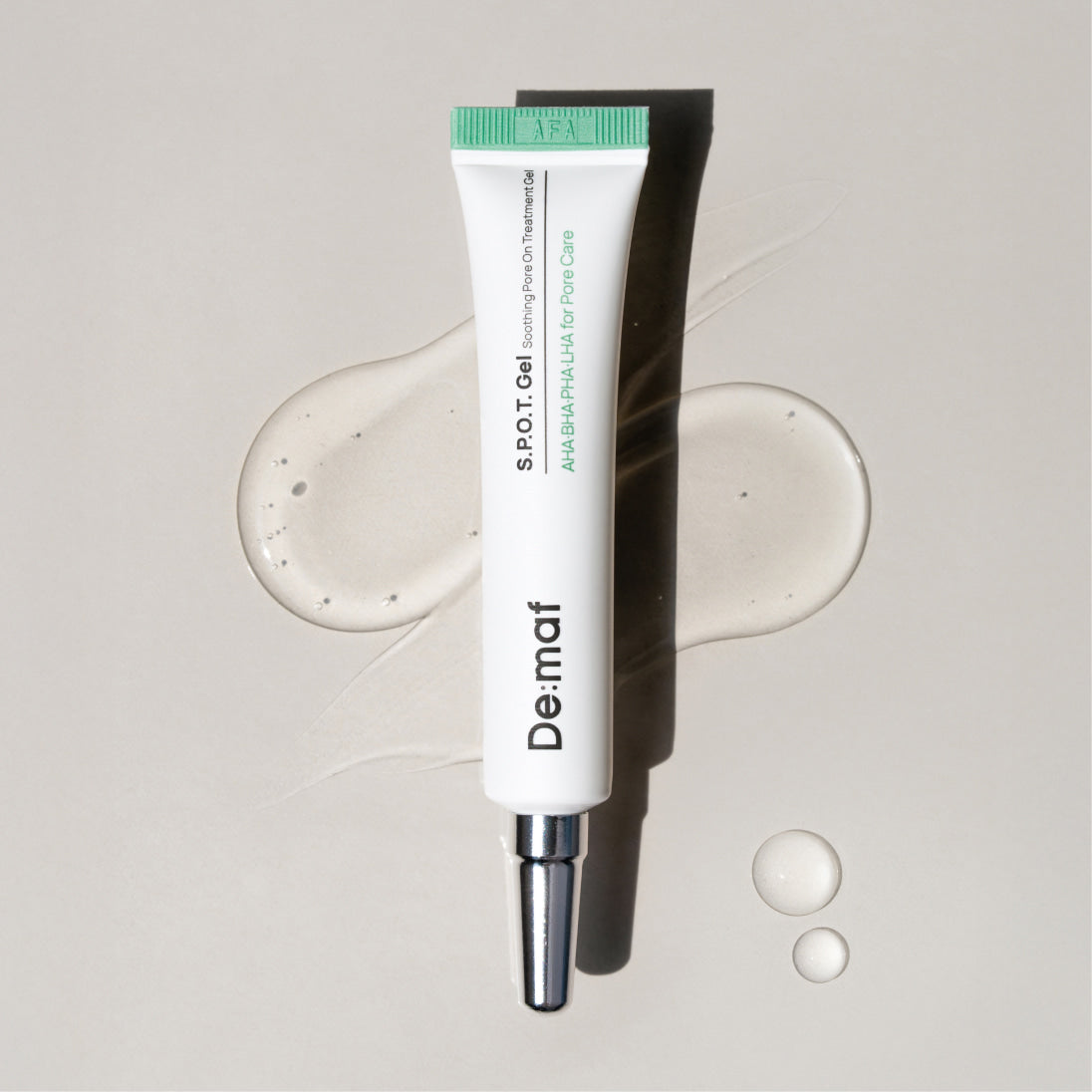 DE:MAF SPOT Gel Soothing Pore-On Treatment Gel 10g de De:maf, tube sur fond blanc, aspect sérum apaisant pour boutons.