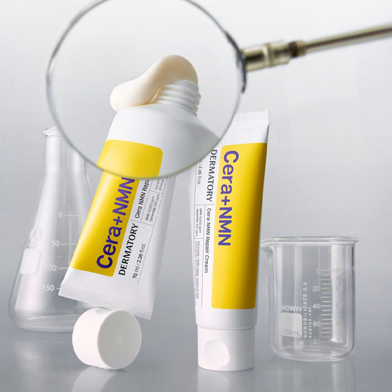 DERMATORY Cera NMN Repair Cream 70ml : tube crème et crème réparatrice, flacons cosmétiques sur fond clair, style studio.