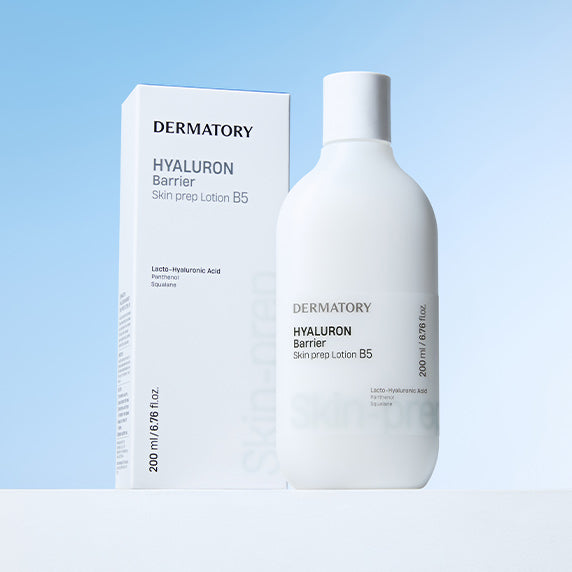 DERMATORY Hyaluronic Barrier Skin Prep Lotion B5 200ml : flacon et boîte sur fond bleu, marque DERMATORY, soin visage