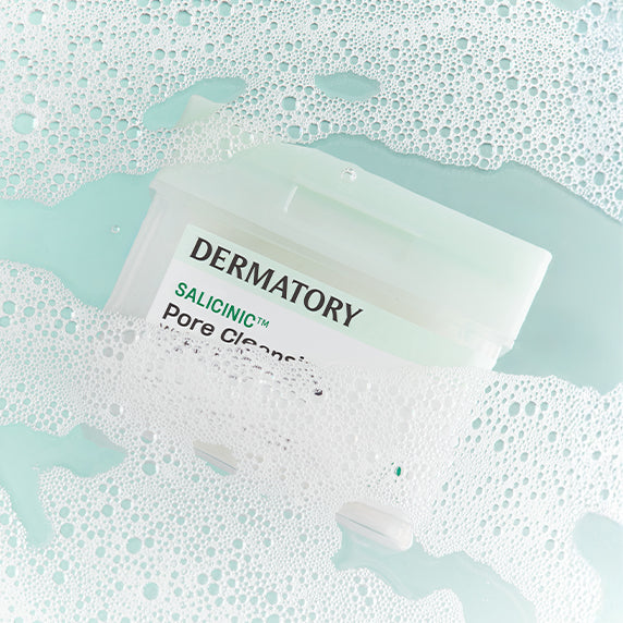 DERMATORY Salicinic Pore Cleansing Water Pad 70 Sheets, marque DERMATORY sur lingettes, contexte aquatique, vue produit.