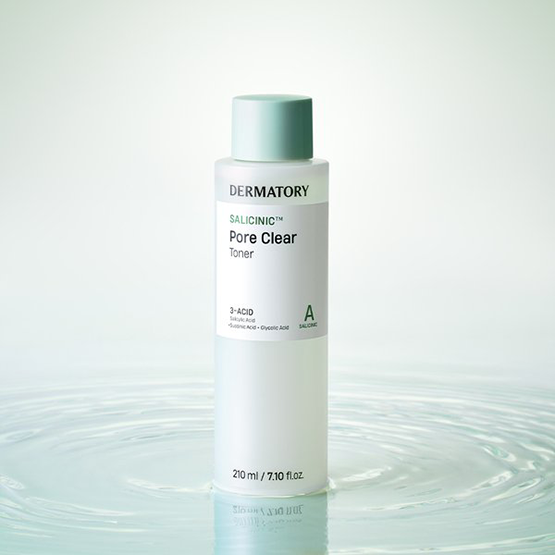 DERMATORY Salicinic Pore Clear Toner 210ml, flacon vert sur fond clair, gouttelettes d’eau, marque DERMATORY