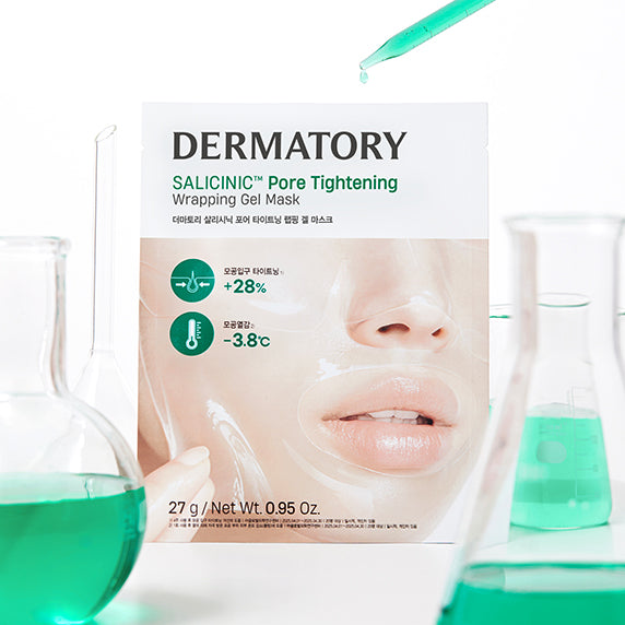 DERMATORy Salicinic Pore Tightening Wrapping Gel Mask DERMATORY, masque gel en contexte salle de bain, flacon et vaporisateur