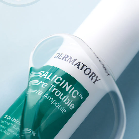 DERMATORY Salicinic Pore Trouble Spicule Ampoule 50ml : flacon vert/blanc sur fond bleu, gros plan produit cosmétique