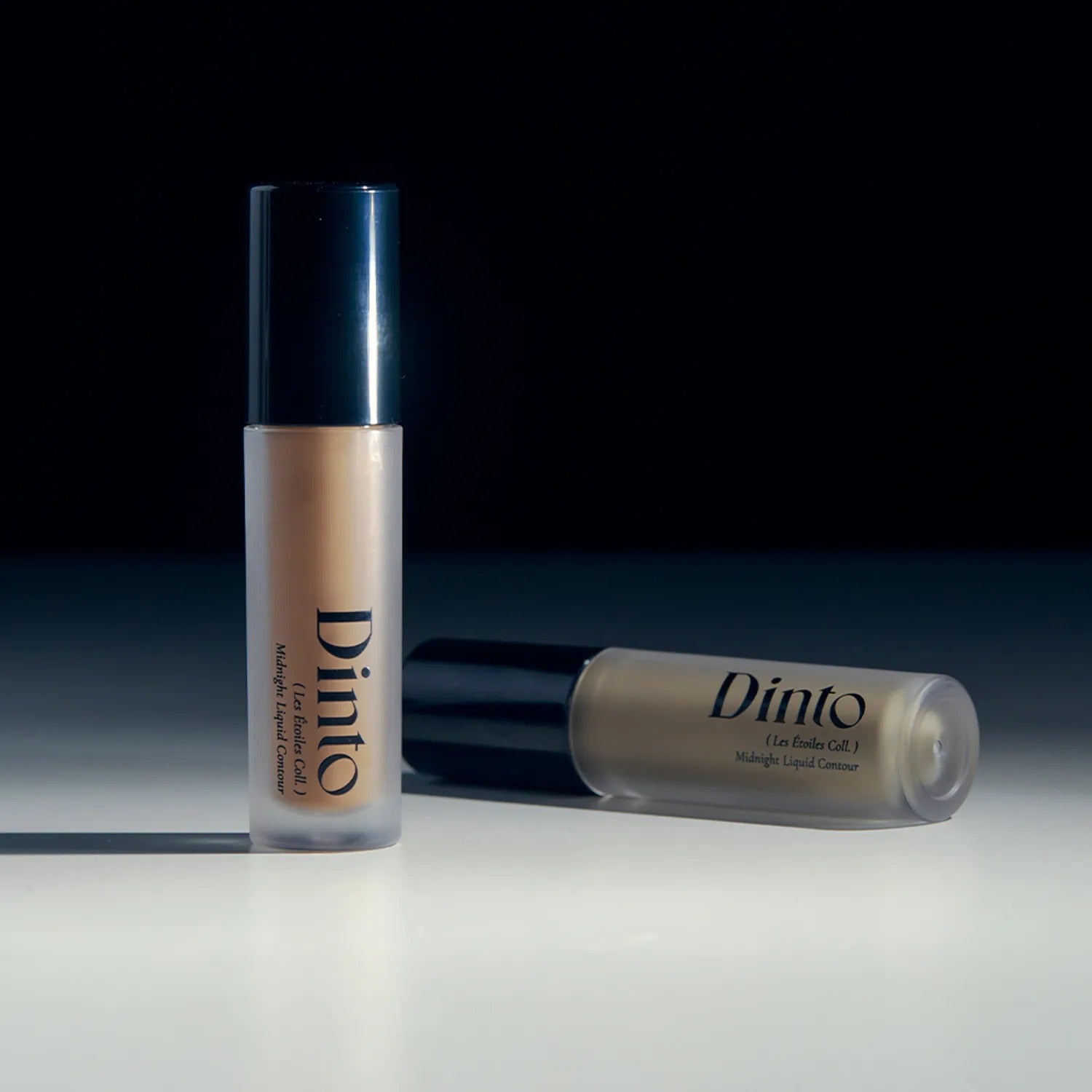 DINTO Midnight Liquid Contour 2 Types, marque Dinto : flacons de contour liquide sur fond sombre, éclairage studio.
