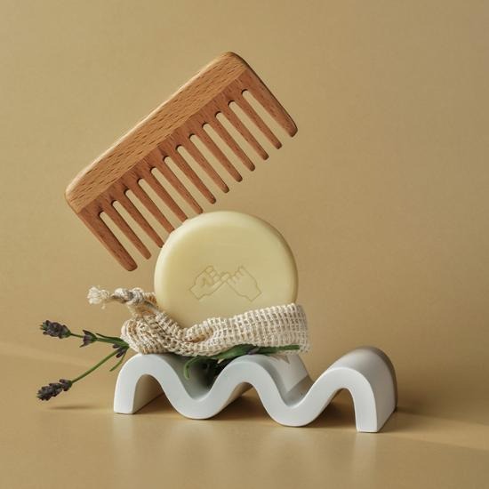 DONGGUBAT Correct Shampoo Bar For Oily Skin, marque DONGGUBAT, barrette et peigne sur fond beige, visuel produit