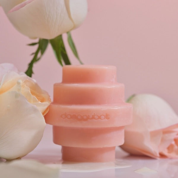 DONGGUBAT Eau De Toilette Object Perfume Bar Mellow Rosa Garden 150g, bar parfumée rose avec fleurs sur fond pastel.