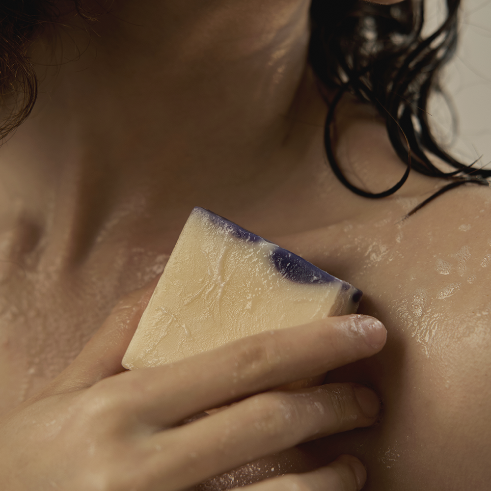 DONGGUBAT Field Dream Soap Cucumber Eggplant, savon artisanal DONGGUBAT en scène avec mains, style naturel.