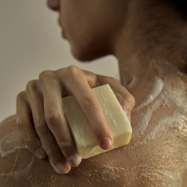 DONGGUBAT Field Dream Soap Kale : savon à la main sur peau, marque DONGGUBAT, ambiance spa naturelle.