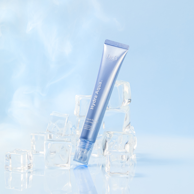 Dr.G Hydra Aqua Retinol Eye Cream de la marque Dr.G, tube bleu sur fond glacé avec glaçons, style cosmétique.