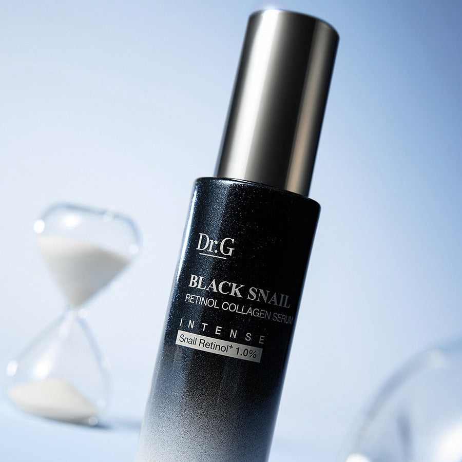 Dr. G Black Snail Retinol Collagen Serum Intense 30mL bouteille avec sablier en arrière-plan.