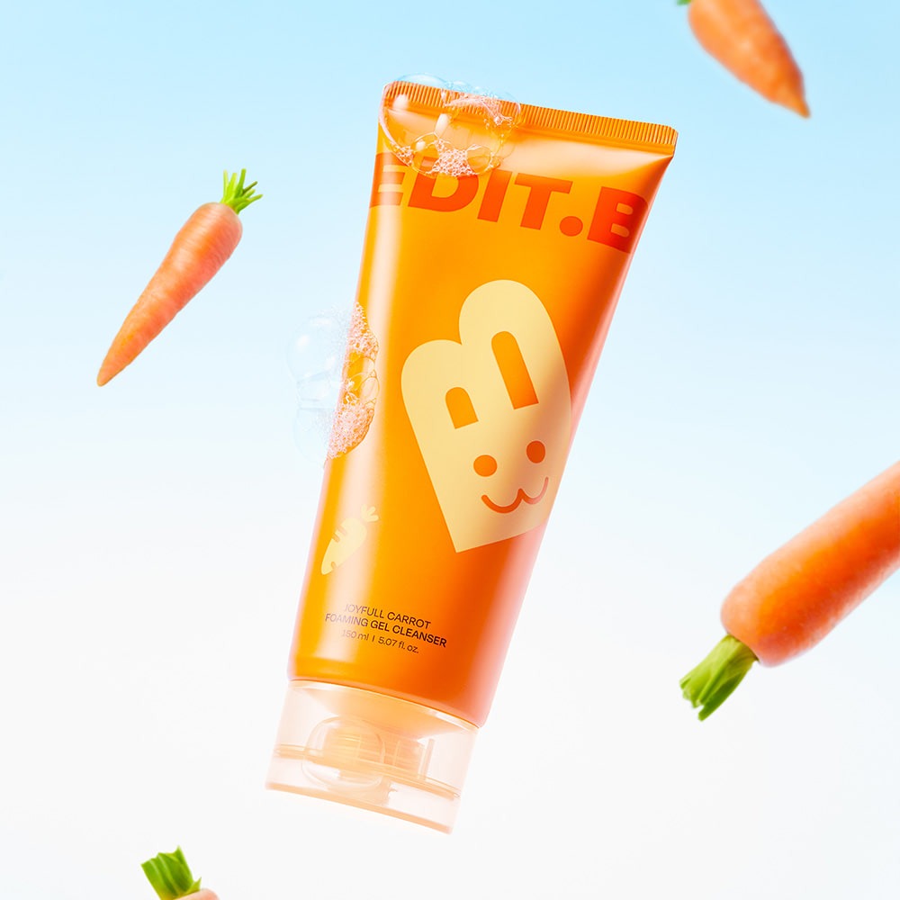 EDIT.B Joyful Carrot Foaming Gel Cleanser 150ml de la marque EDIT.B, tube orange sur fond bleu avec carottes.